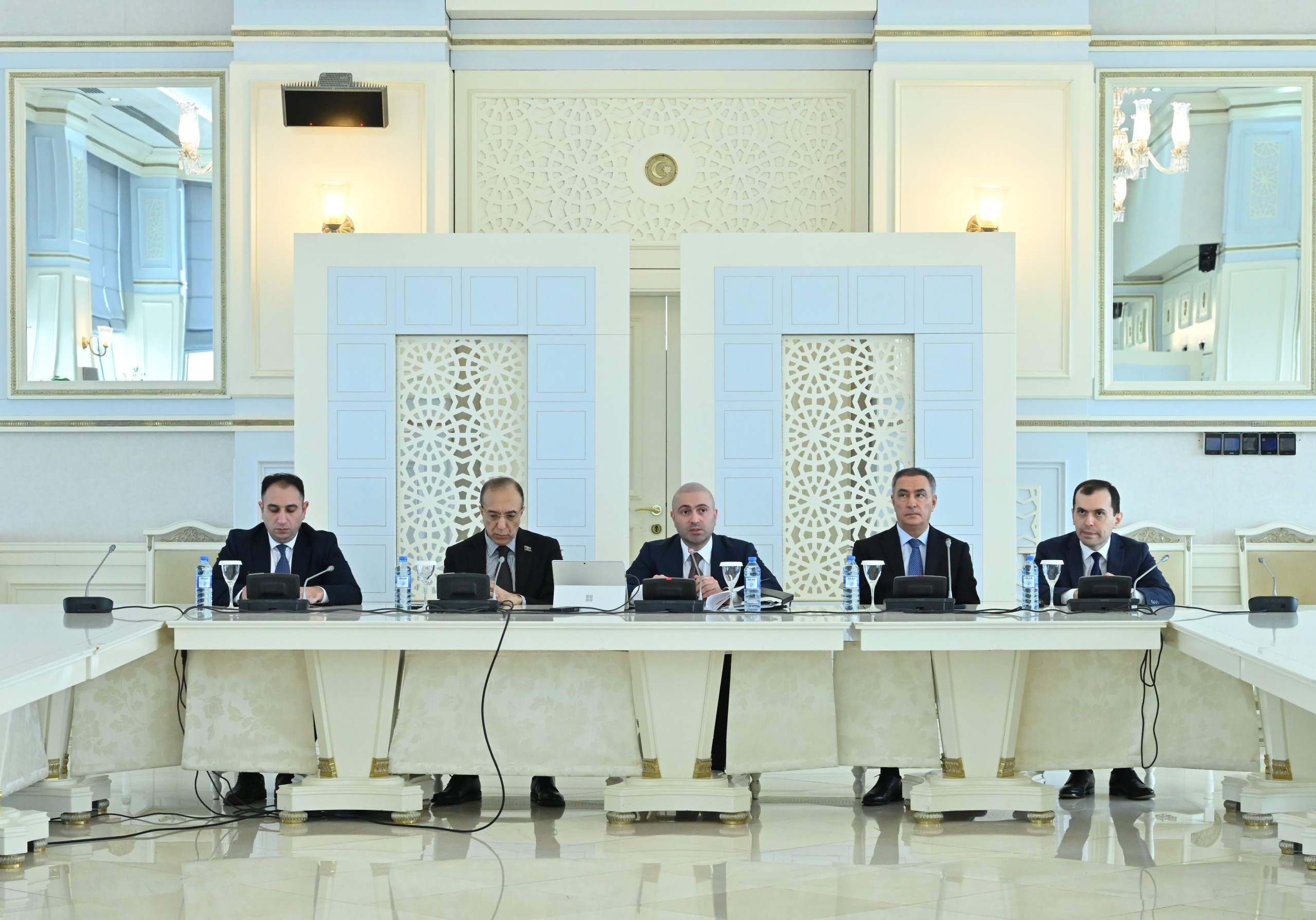 Milli Məclisdə vəzifəyə yeni təyin olunmuş hakimlərlə görüş keçirilib